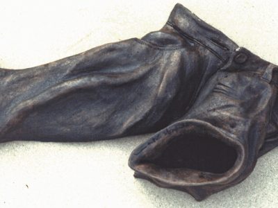 Calça II,1985, grés, 70 x 38 cm