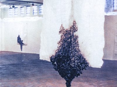 Marta Strambi, Litotes, 1995, plástico fundido e fuligem, 210 x 280cm