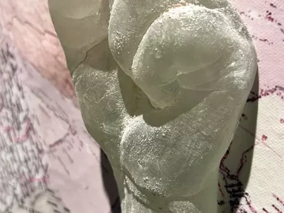 Marta Strambi, Sobrea, 2025, vidro, 6 x 9 x 14 cm menor, 24679b48-d312a-46b1-88dd-a938850d6add